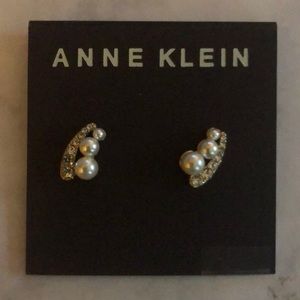 Anne Klein small earrings with pearl and crystal